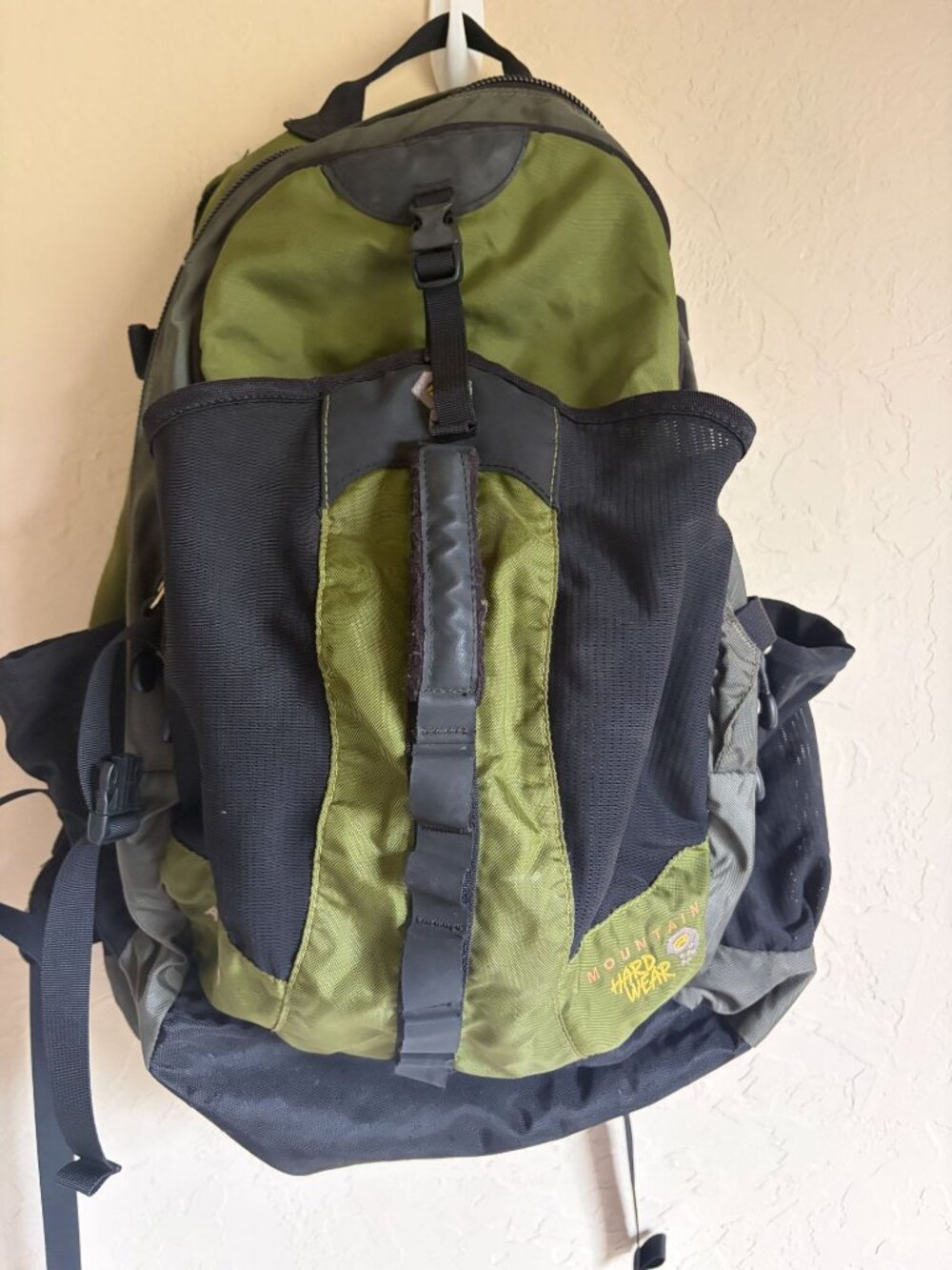 Mountain Hardwear Agama 31-Liter Outdoor Daypack Backpack Green Black